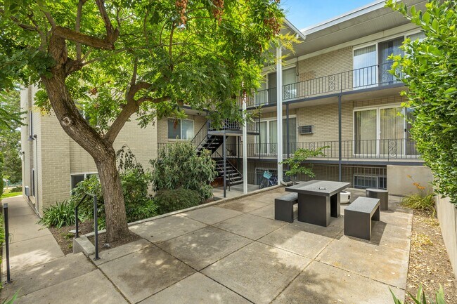 Building Photo - 673 E 6th Ave