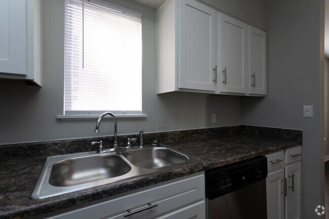 3BR, 1.5 BA - Townhouse