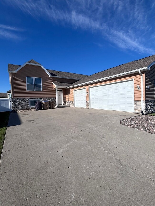 Building Photo - 5 Bedroom Home - Stonebridge Farms