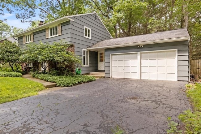 Photo - 485 Oakridge Dr