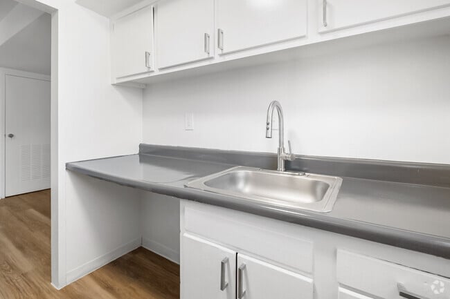 1 BR, 1 BA - 669 SF