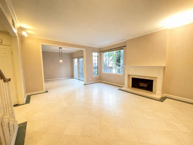 Building Photo - 10308 Almayo Ave Unit 2