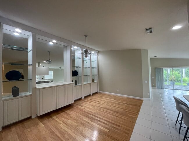 Photo - 4949 Kingston Way