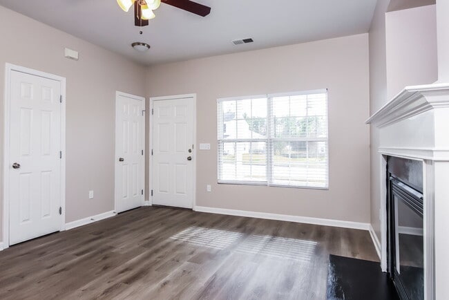 Photo - 806 Laurens Way