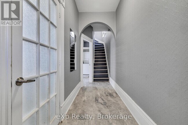 Photo - 174 William St