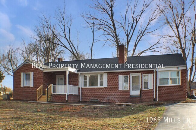 Building Photo - Cozy cottage on 2 acres Rental