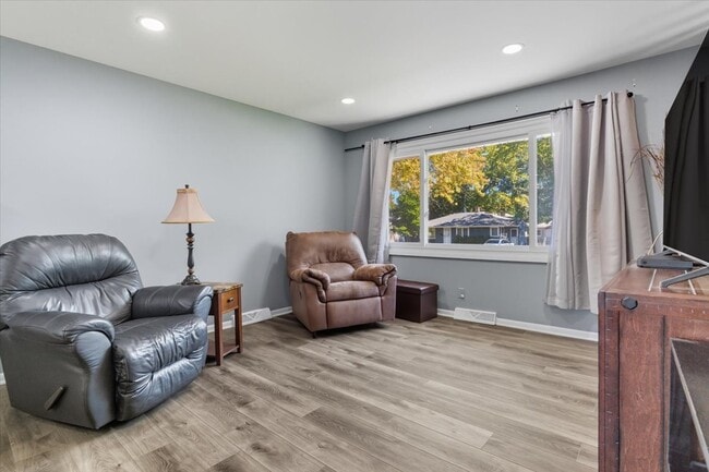 Photo - 830 Russell Ave