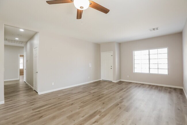 Photo - 9419 W Elwood St