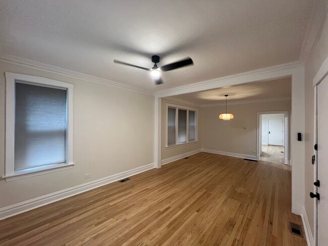 Living Room - 4434 S California Ave Apartamentos Unidad 1