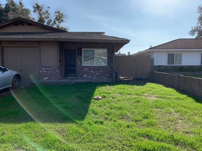 Building Photo - Great Duplex Rental