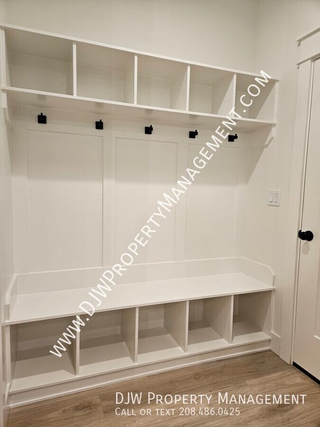 Photo - 1334 N Meadowglen Ave