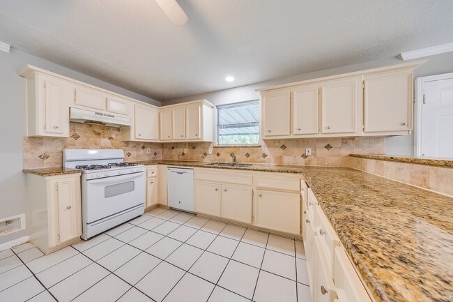 Building Photo - 2711 Chapman St Rental