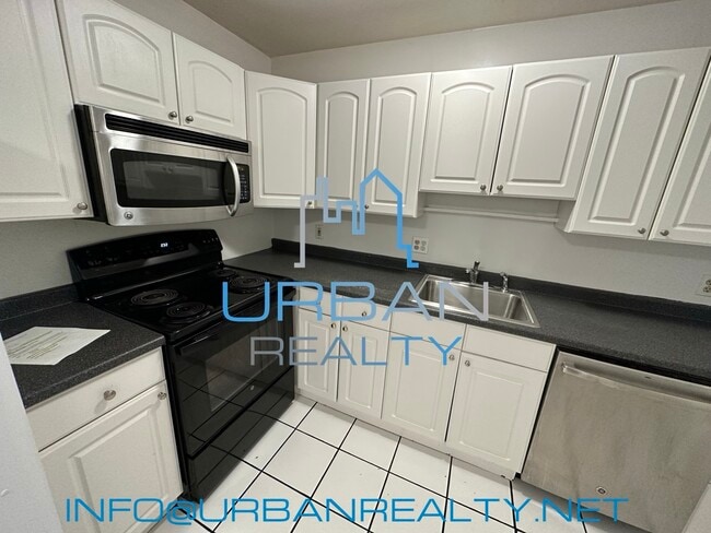 Building Photo - 1911 Beacon St Unit 2