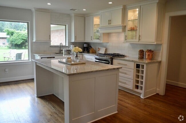 Building Photo - 1744 Pine Village Dr Rental