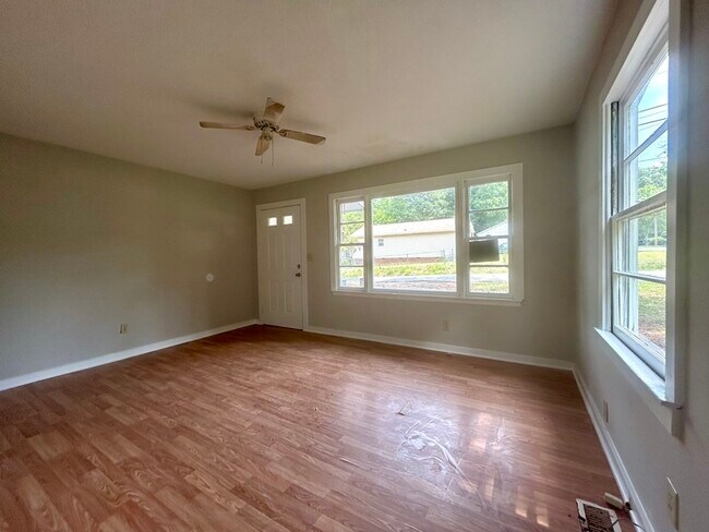 Photo - 1648 Amhurst St