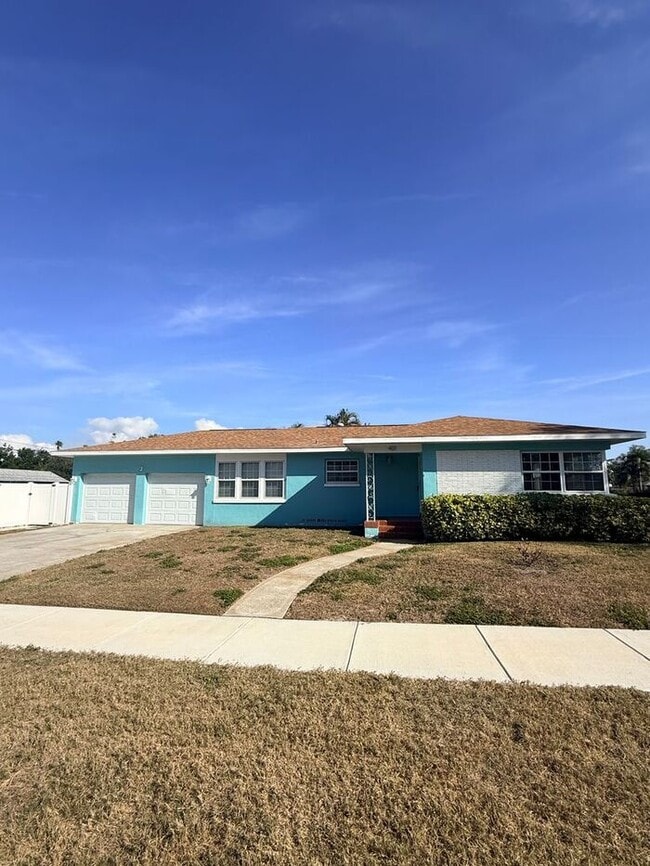 Building Photo - Stunning 2BR 2BA SFR w/ Private Pool • 2-Car Garage in Clearwater