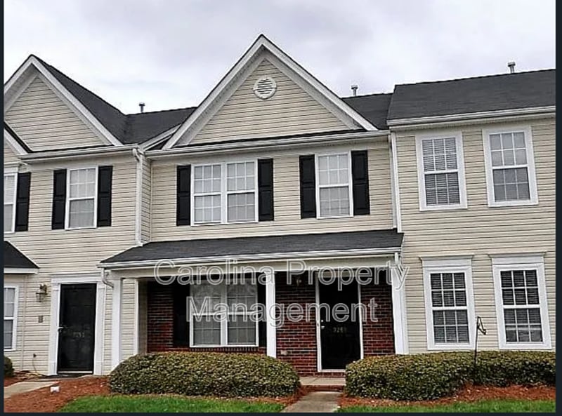 Photo - 3260 Barons Court Rd