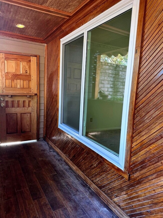 Building Photo - 1914 Indian Shores Rd