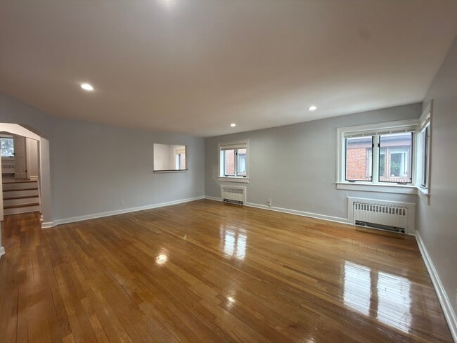 Building Photo - 530 Broad Ave Unit 16