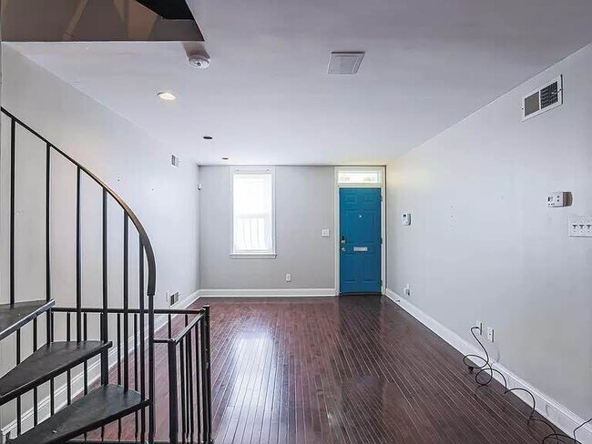 Photo - 748 McHenry St