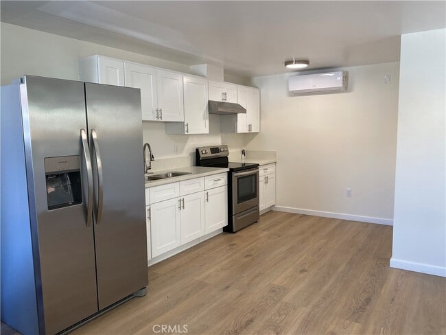 Building Photo - 12126 Oxnard St Unit 10-10 Rental