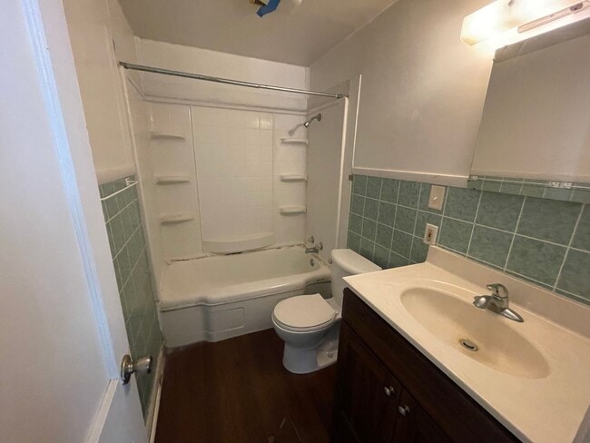 Building Photo - 3 bedroom, 1 bathroom and detached garage!