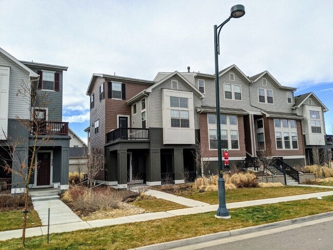 Building Photo - 5437 Valentia St