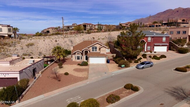 Photo - 1013 Via De La Paz Dr