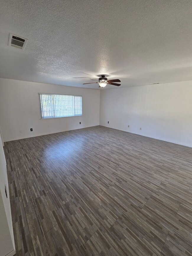 Photo - 1460 Linden Way