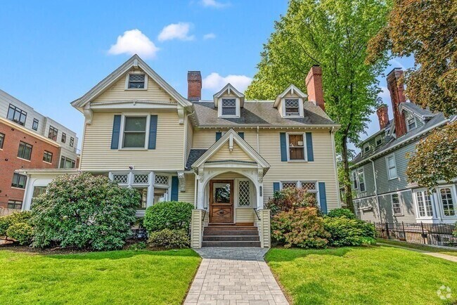 Building Photo - 104 Sewall Ave Unit #1 Rental