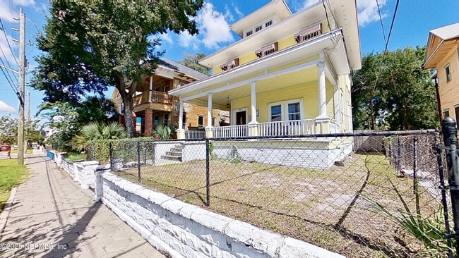 Photo - 343 7th St W