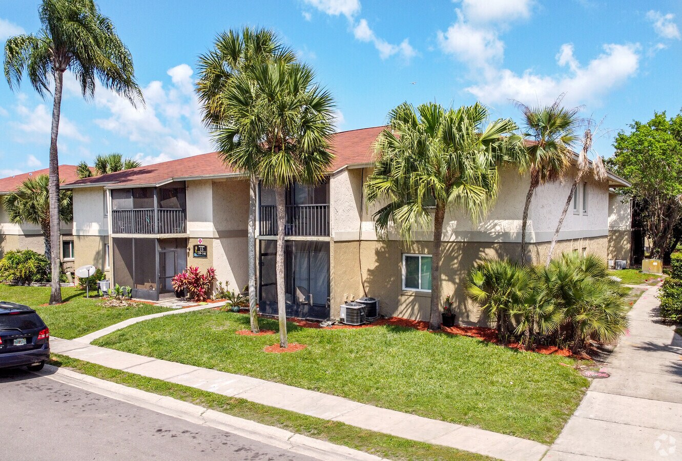 Lake Starcrest Village Apartments For Rent In Clearwater Fl Forrent Com