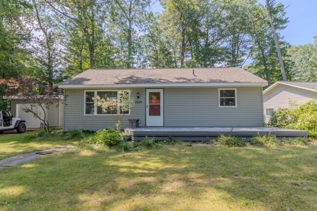 Building Photo - The Little Bungalow of Your Dreams Near East Bay! 2BR / 1BA Long-Term Rental