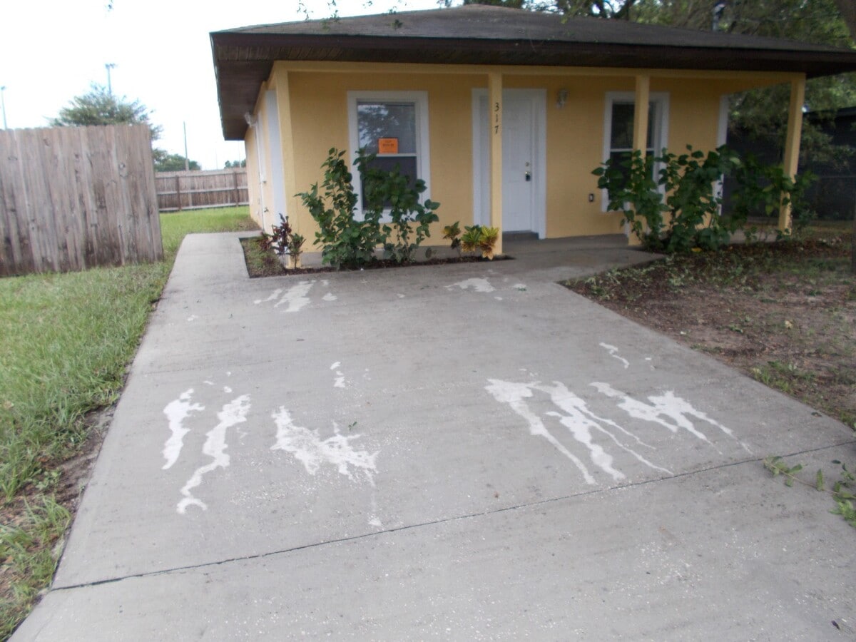 Three-Bedroom Home in Auburndale - Three-Bedroom Home in Auburndale