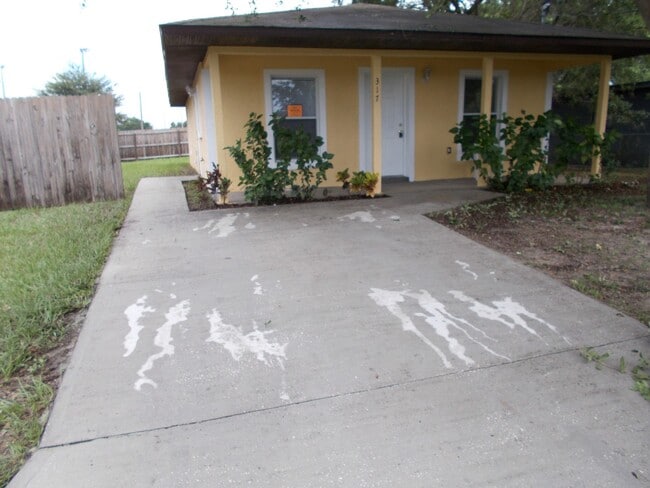 Building Photo - Three-Bedroom Home in Auburndale