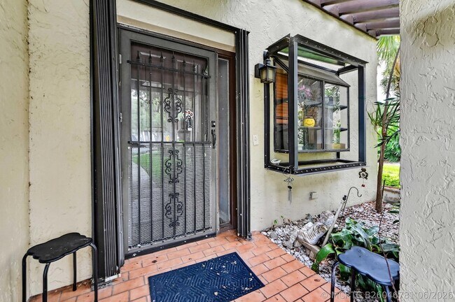 4587 Carambola Cir S