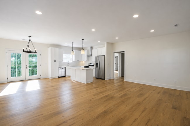 Photo - 511 Creekview Ln