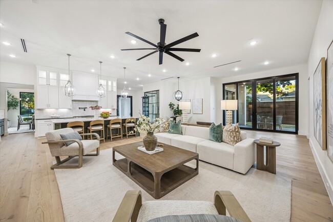 Photo - 431 W 30th St