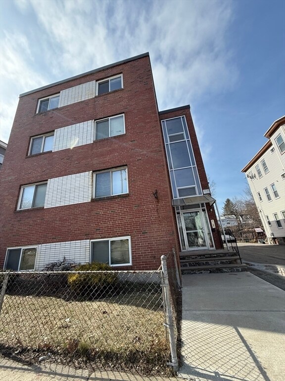 Building Photo - 565 Hyde Park Ave Unit 5