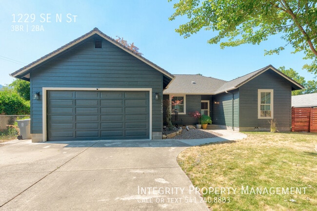 Building Photo - 1229 SE N St