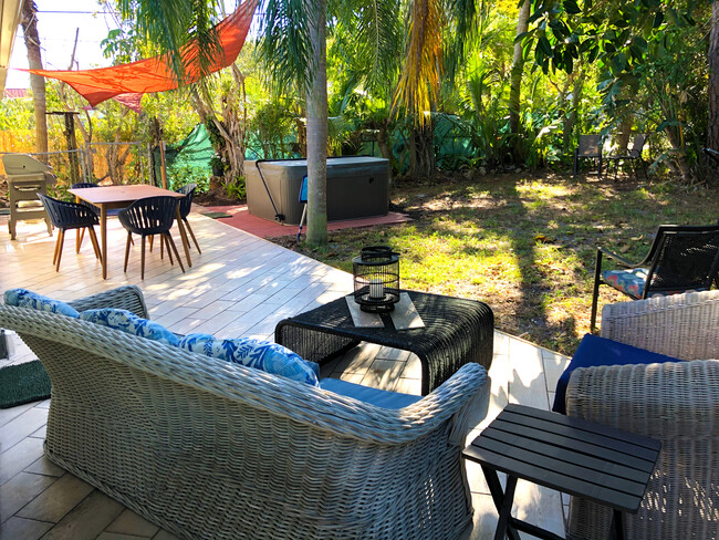 Dine al Fresco, grill, hot tub, or lounge in our fenced-in tropical backyard! - 465 8th St N House