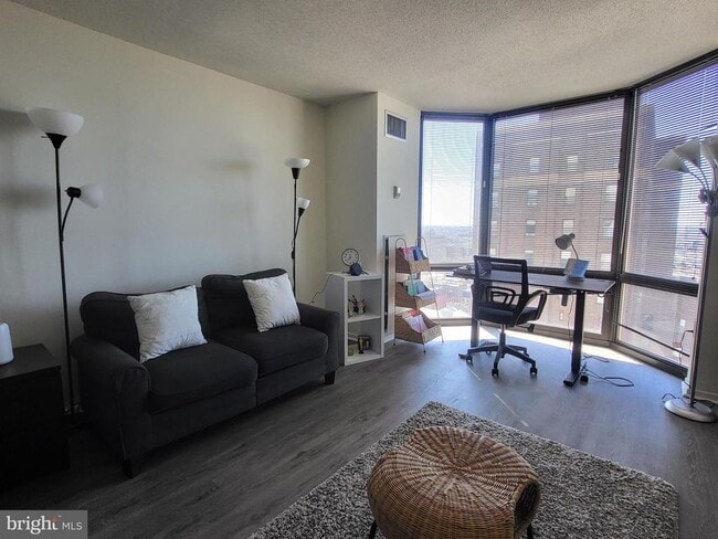 Building Photo - 2020 Walnut St Unit 24M