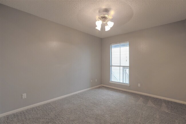 Building Photo - 3919 Fairmont Pkwy Unit 122