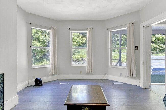 Building Photo - 352 Stewart St