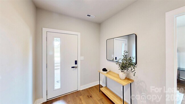 Photo - 2115 Isom St