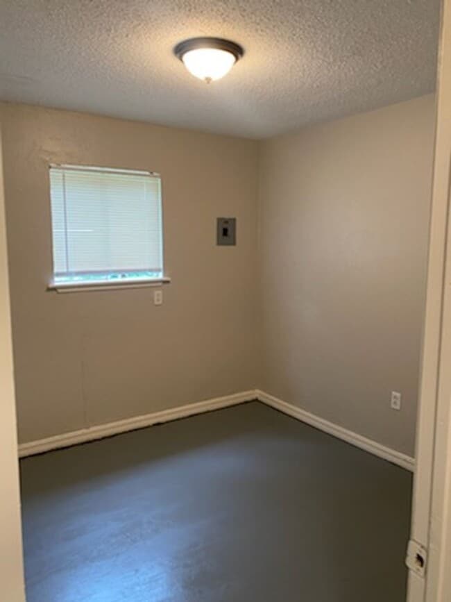 Photo - 1408 NW Ozmun- AVAILABLE NOW!