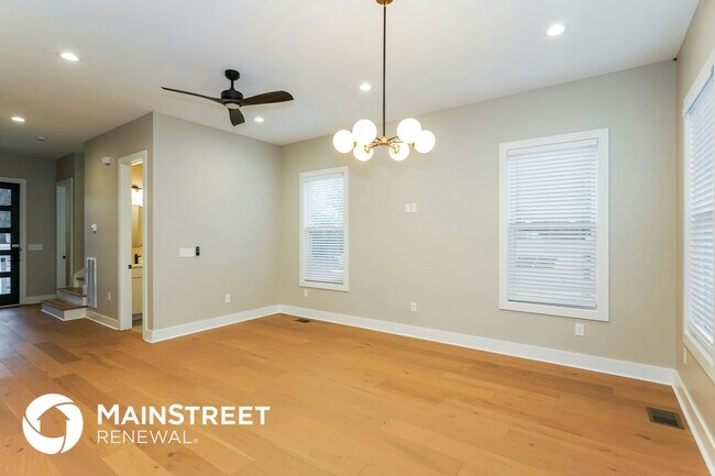 Photo - 2142 Oakland St