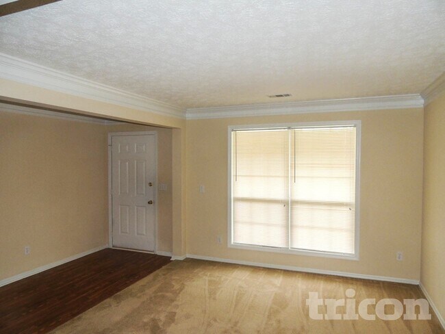 Photo - 787 Woodstone Rd