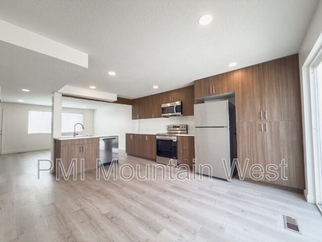 Building Photo - 945 S Main St Unit 4 Rental