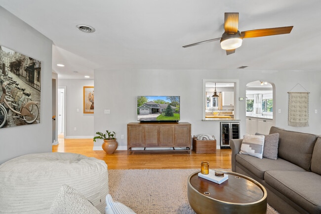 1069 Sauganash Dr